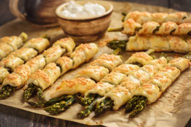 Peynirli puf böreği kuşkonmaz pişmiş.