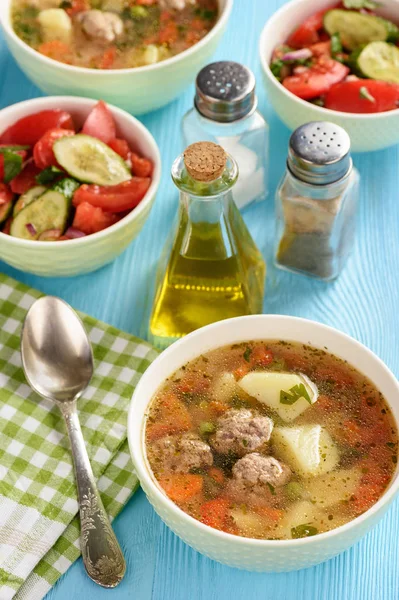 Овощной Суп Фрикадельками Томатным Салатом — стоковое фото