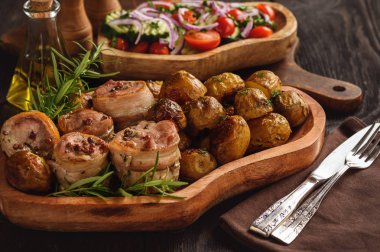 Pastırma patates ile domuz eti medalions pişmiş.