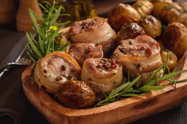 Pastırma patates ile domuz eti medalions pişmiş.