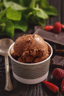 Çikolatalı dondurma ile ahududu koyu ahşap arka plan üzerinde.