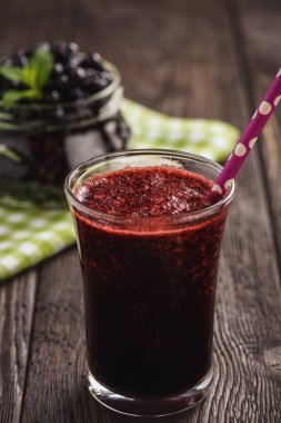 Cam, koyu arka plan üzerinde Blueberry smoothie.