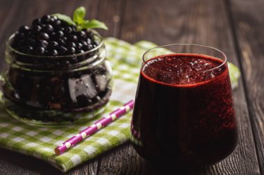 Cam, koyu arka plan üzerinde Blueberry smoothie.