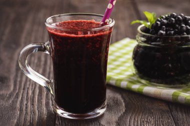 Cam, koyu arka plan üzerinde Blueberry smoothie.