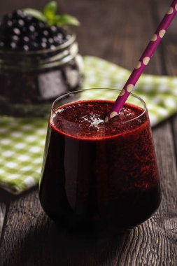 Cam, koyu arka plan üzerinde Blueberry smoothie.