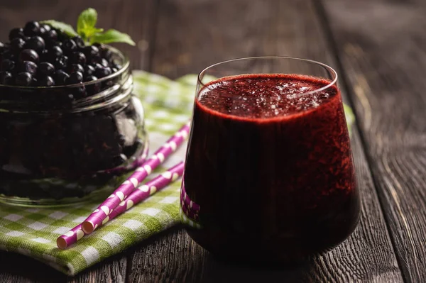 Cam, koyu arka plan üzerinde Blueberry smoothie.