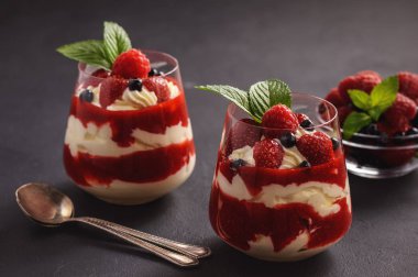 Siyah arka plan üzerine çilek mascarpone köpüğü tatlı.