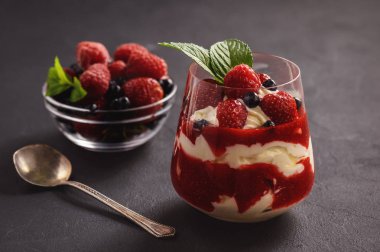 Siyah arka plan üzerine çilek mascarpone köpüğü tatlı.