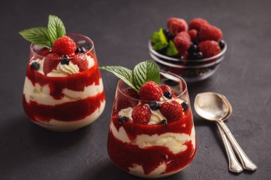 Siyah arka plan üzerine çilek mascarpone köpüğü tatlı.