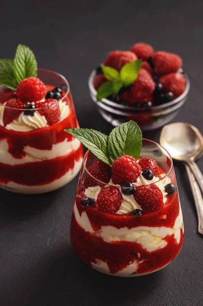 Siyah arka plan üzerine çilek mascarpone köpüğü tatlı.