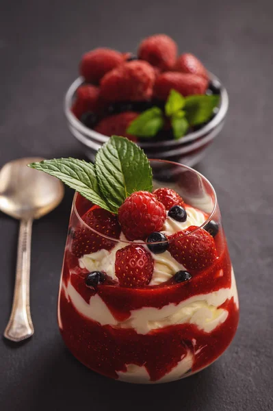 Siyah arka plan üzerine çilek mascarpone köpüğü tatlı.