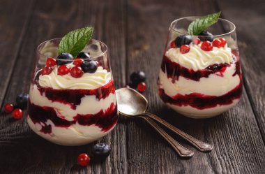 Siyah arka plan üzerine Berry mascarpone köpüğü tatlı.