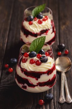 Siyah arka plan üzerine Berry mascarpone köpüğü tatlı.