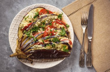Mozzarella peyniri, domates ve maydanoz ile Közlenmiş Patlıcan fan.
