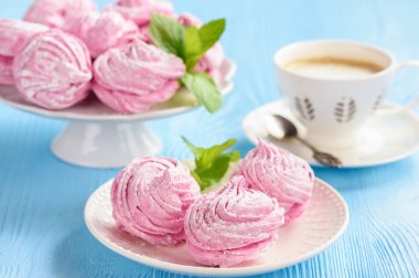 Ev yapımı berry zephyr veya marshmallow, mavi ahşap zemin üzerine.