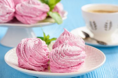 Ev yapımı berry zephyr veya marshmallow, mavi ahşap zemin üzerine.