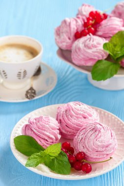 Ev yapımı berry zephyr veya marshmallow, mavi ahşap zemin üzerine.