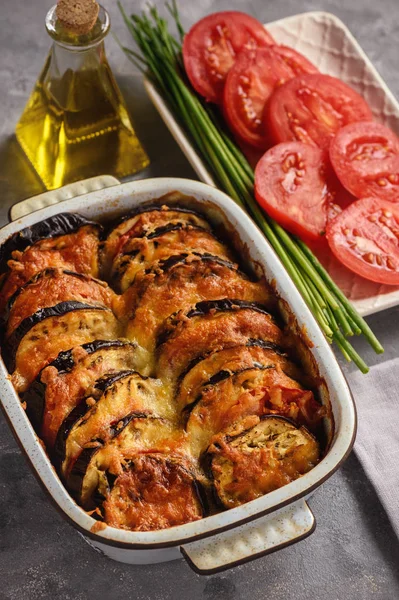 Cazuela Berenjena Con Mozzarella Tomates Aceitunas —  Fotos de Stock