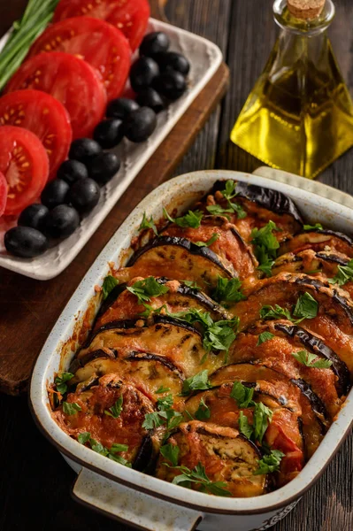 Cazuela Berenjena Con Mozzarella Tomates Aceitunas —  Fotos de Stock