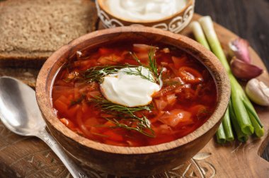 Pancar çorbası - ahşap arka plan üzerinde geleneksel Rus ve Ukraynalı Pancar çorbası.