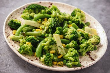 Brokoli ve yeşil fasulye gibi yeşil sebzeler pişirilir.