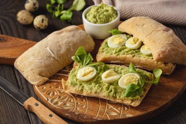 Avokado sandviç ciabatta bıldırcın yumurtası ile.