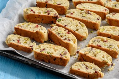 Ev yapımı fıstık ve kızılcık bisküvi.