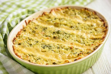 Kabak ve patates güveç peynirli, sebzeli yemekler.