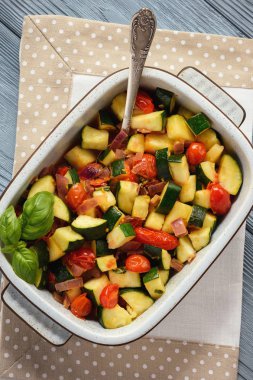 Sote kabak domates ve kırmızı soğan ile.