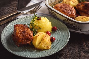 Elma ve cranberries ile kavrulmuş duck meme.