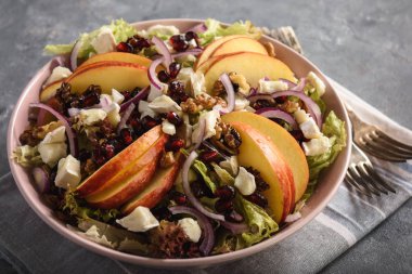 Ceviz, elma salatası nar amd keçi peyniri.