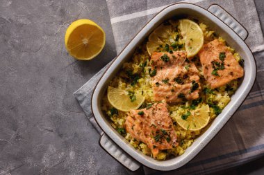 Fırın pirinç ve limon ile pişmiş somon.