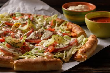 Ev yapımı bahar pizza sebze ve sos ile.