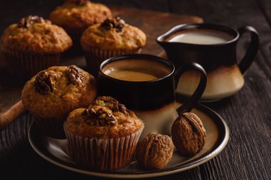 Ev yapımı ceviz ve yabanmersini muffins.