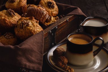 Ev yapımı ceviz ve yabanmersini muffins.