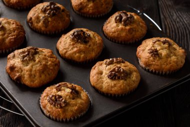 Ev yapımı ceviz ve yabanmersini muffins.