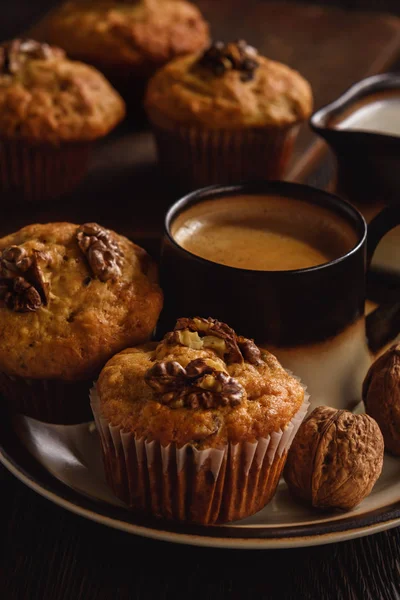 Hausgemachte Walnuss Und Preiselbeermuffins — Stockfoto