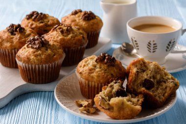 Ev yapımı ceviz ve yabanmersini muffins.