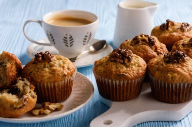 Ev yapımı ceviz ve yabanmersini muffins.