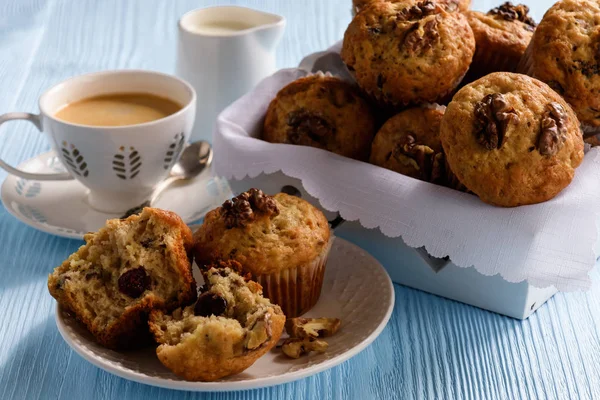 Ev yapımı ceviz ve yabanmersini muffins.