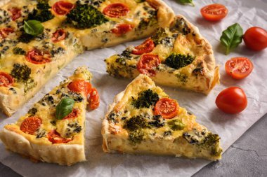 Brokoli, domates ve mavi peynir ile ev yapımı tart.