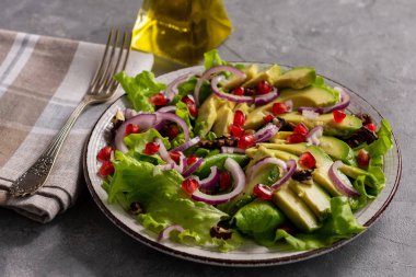 Sağlıklı salata avokado, nar taneleri ve ceviz ile.