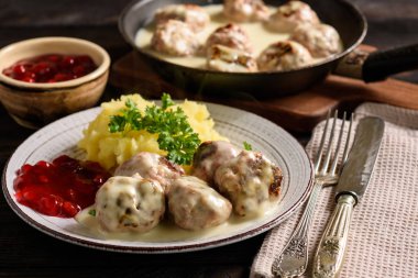 İsveç köftesi krem sos, patates püresi ve İsveç kirazı sos ile.