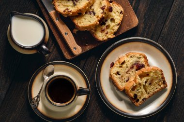 Ev yapımı tatlı ekmek somun kızılcık ve beyaz çikolata ile.