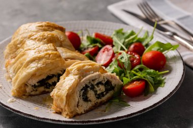 Ispanak ve mozzarella puf böreği Fırında tavuk göğsü dolması.
