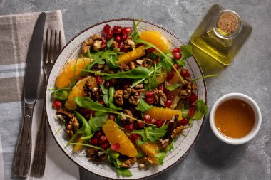 Portakal, ceviz ve nar roka salatası.