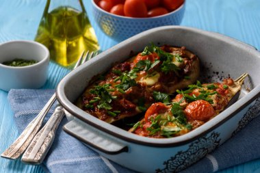 Fırın kavrulmuş domates ve mozzarella peyniri ile doldurulmuş patlıcan. 