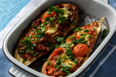 Fırın kavrulmuş domates ve mozzarella peyniri ile doldurulmuş patlıcan. 