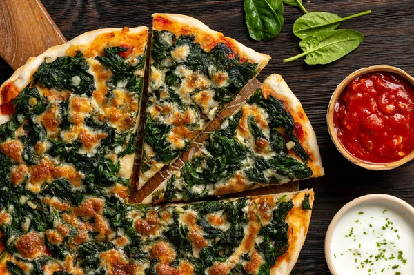 Ev yapımı ıspanak pizza mozzarella peyniri ile.