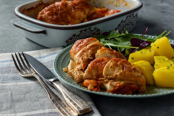 Petto Pollo Forno Con Mozzarella Pomodori Servito Con Patate — Foto Stock